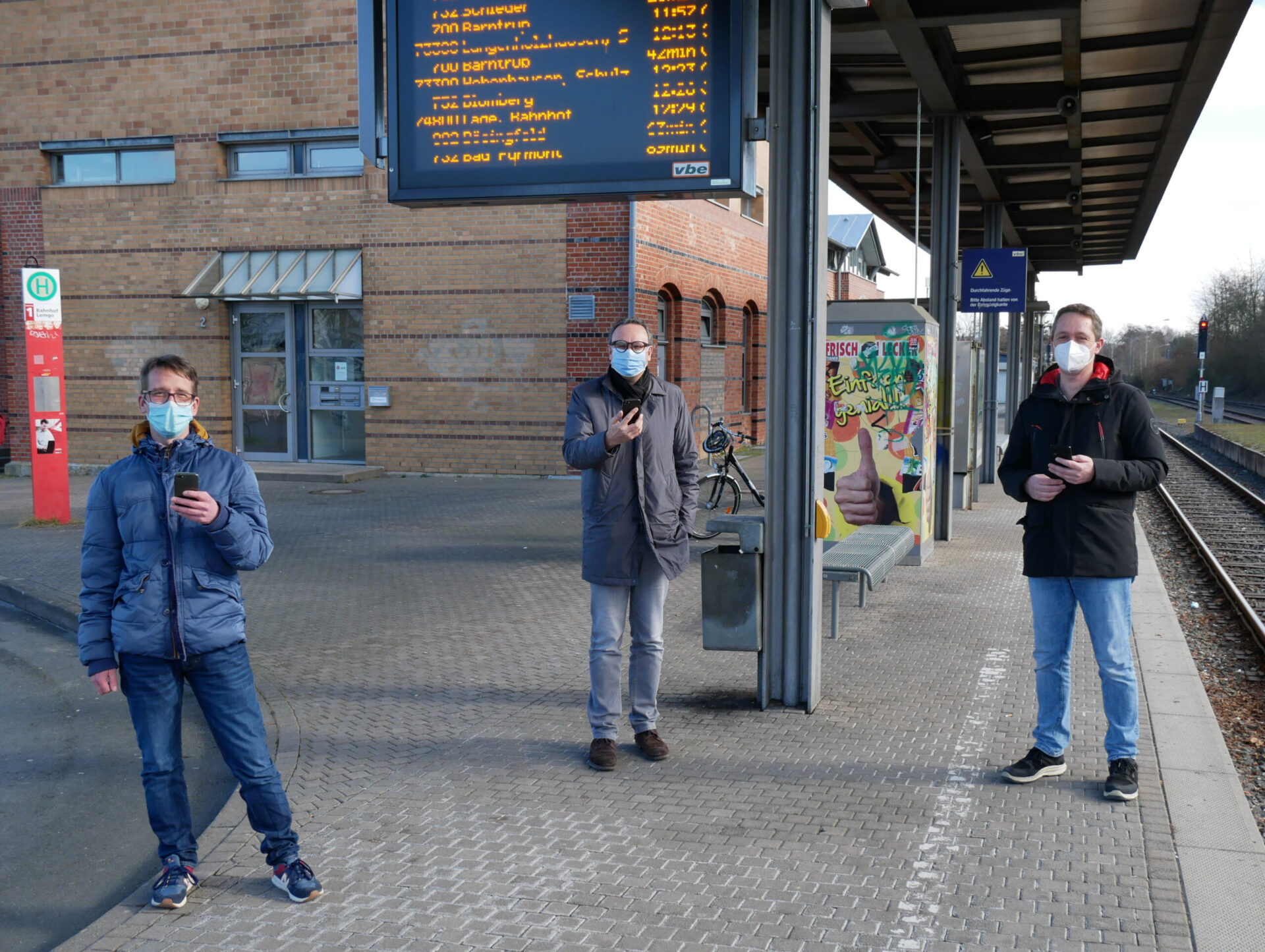 Bürgermeister Markus Baier, Geschäftsbereichsleiter Dennis Ortmeier und Carsten Sand von der IT-Abteilung der Stadtverwaltung testen erfolgreich den Zugang zum Freifunk am Bahnhof.
